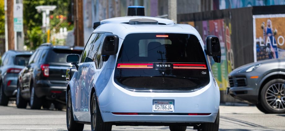 waymo-offers-new-incentives-for-commuters-on-public-transit