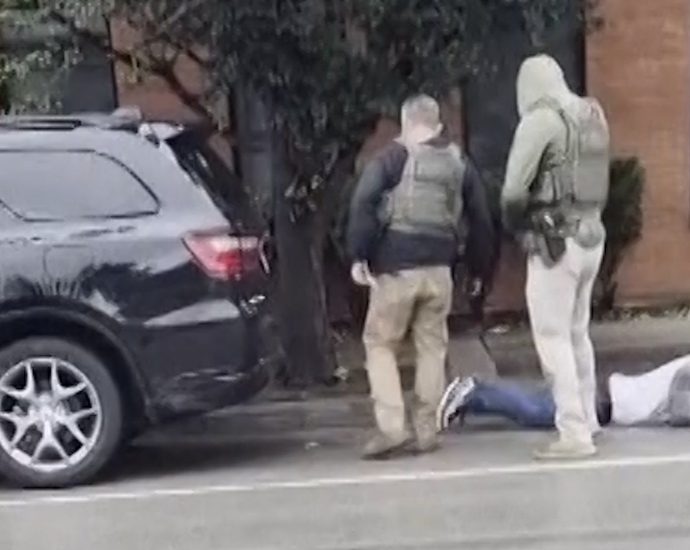 us-citizen-injured-after-wrongly-arrested-by-ice-in-illinois