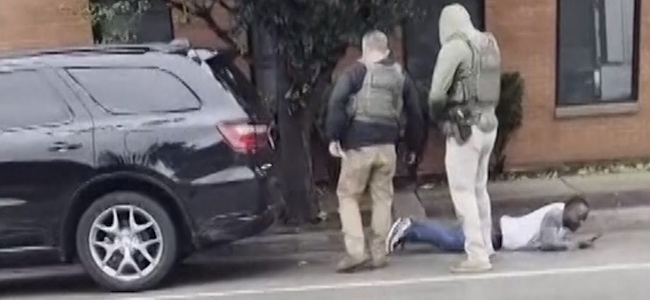 us-citizen-injured-after-wrongly-arrested-by-ice-in-illinois