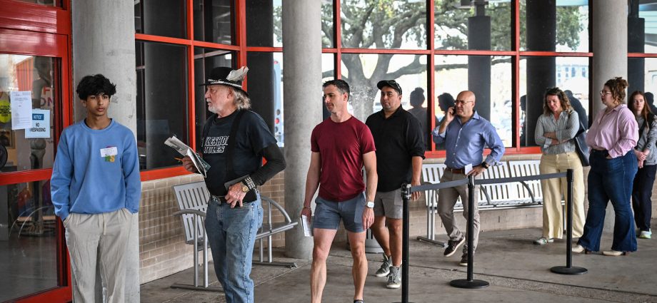 error-leads-to-backlog-of-tens-of-thousands-of-voter-registration-applications-in-texas