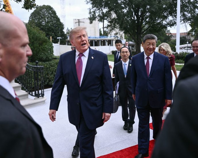 the-traitor-folds-as-white-house-press returns