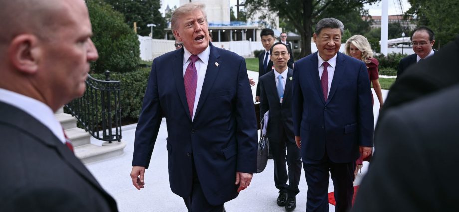 the-traitor-folds-as-white-house-press returns