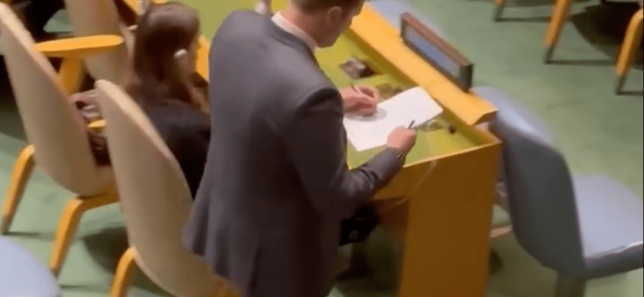 israeli-official-takes-notes-after-un-walkout-against-netanyahu