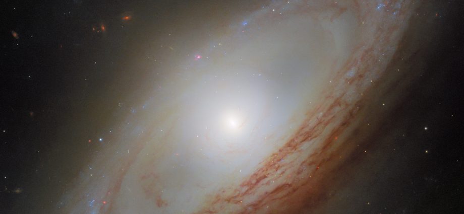 hubble-spots-chaotic-secret-in-galaxy