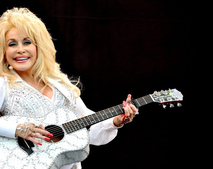 america-celebrates-the-queen-of-country-on-‘dolly-parton-day’