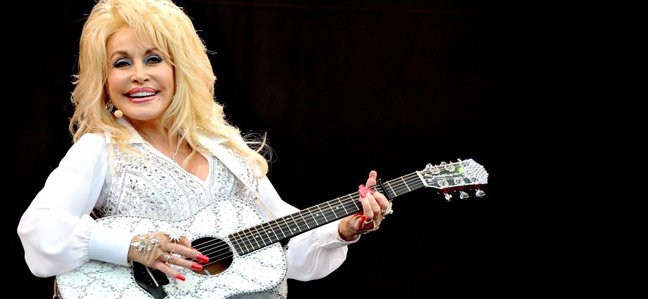 america-celebrates-the-queen-of-country-on-‘dolly-parton-day’