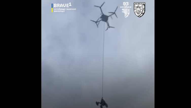 ukraine’s-soldiers-cracked-problem-us-chased-for-30-years:-a-drone-that-ferries-combat-robot-deep-into-enemy-rear