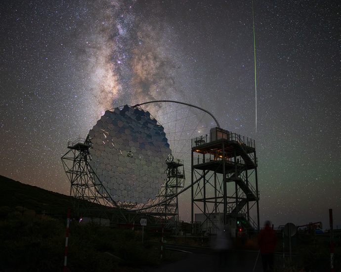 apod:-2026-september-26-–-mirrored-meteor-and-milky-way