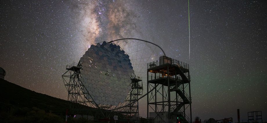 apod:-2026-september-26-–-mirrored-meteor-and-milky-way