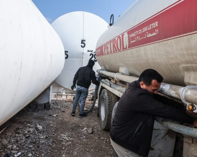 iran-war-squeezes-iraq’s-economy-as-oil-revenues-fall-and-prices-rise