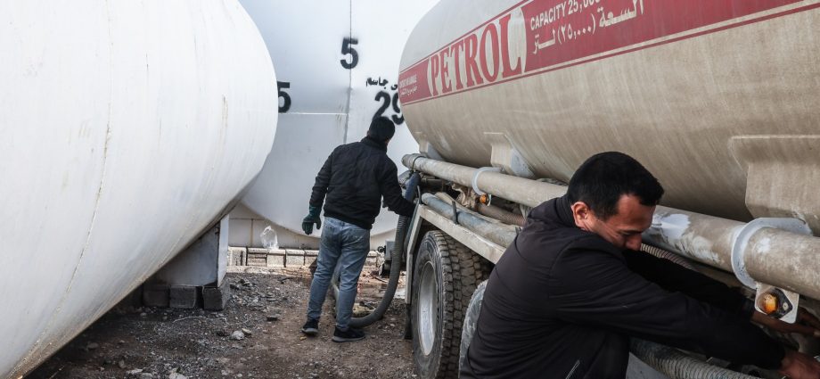 iran-war-squeezes-iraq’s-economy-as-oil-revenues-fall-and-prices-rise