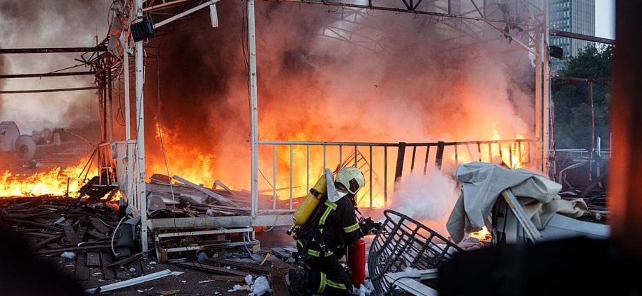 russia-strikes-ukraine-as-putin-denies-plans-to-attack-europe-amid-growing-tensions