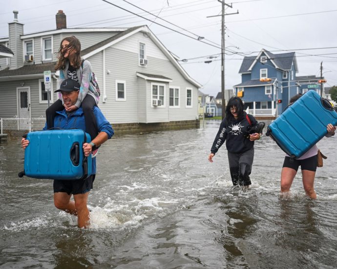 powerful-storm-brings-flooding,-power-outages-to-northeastern-united-states