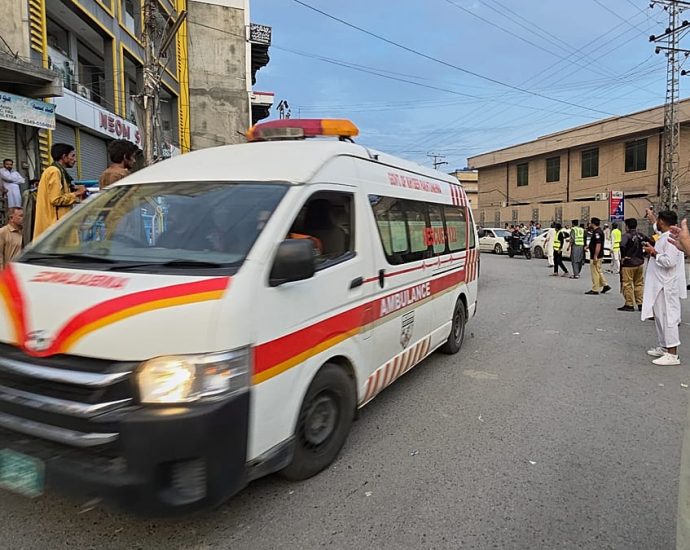 at-least-11-dead-following-suicide-bomb-attack-in-northwestern-pakistan