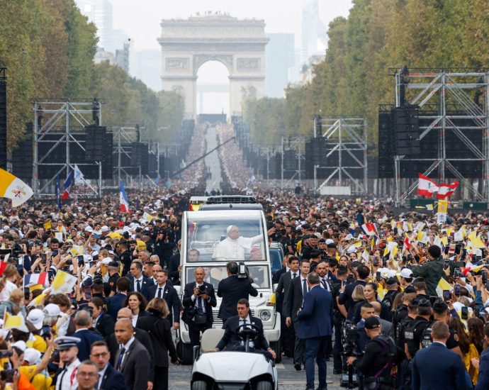 huge-crowds-cheer-pope-leo-as-he-leads-open-air-mass-in-paris