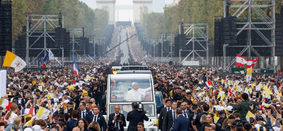 huge-crowds-cheer-pope-leo-as-he-leads-open-air-mass-in-paris