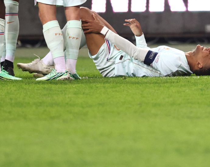 kylian-mbappe’s-knee-injury-to-keep-him-out-for-two-weeks