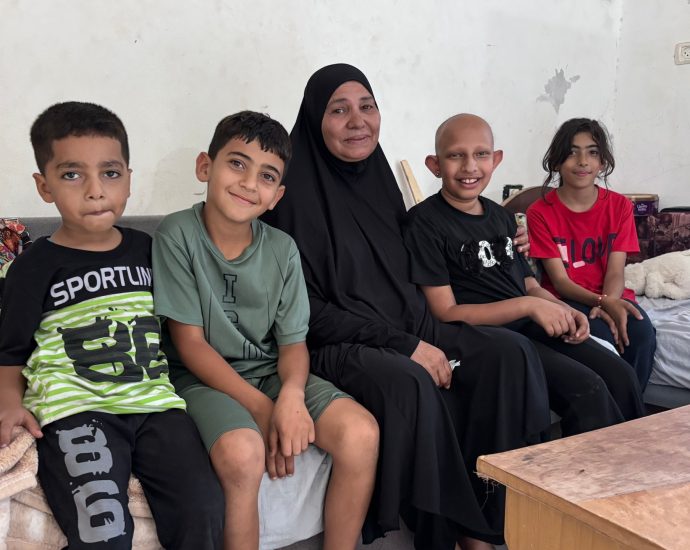 ‘my-hands-are-empty’:-displaced-palestinians-struggle-to-survive