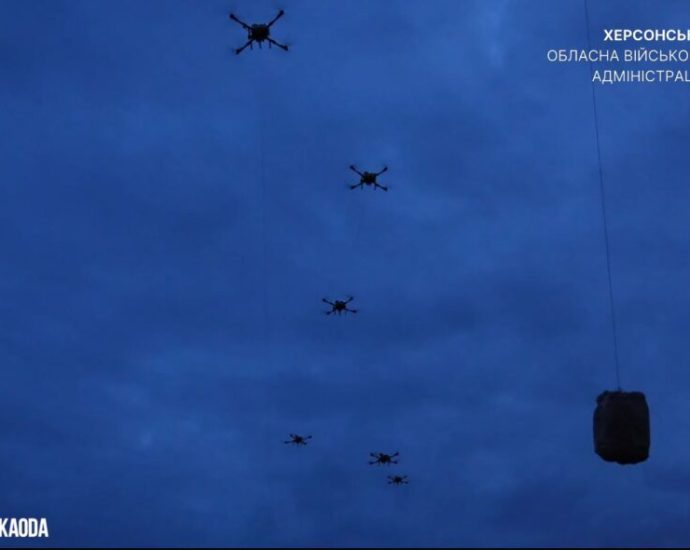 russia-holds-2,000-people-hostage-in-oleshky-without-food-or-water—ukraine-flew-4,000-kg-of-food-to-locals-across-the-dnipro