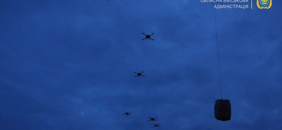 russia-holds-2,000-people-hostage-in-oleshky-without-food-or-water—ukraine-flew-4,000-kg-of-food-to-locals-across-the-dnipro