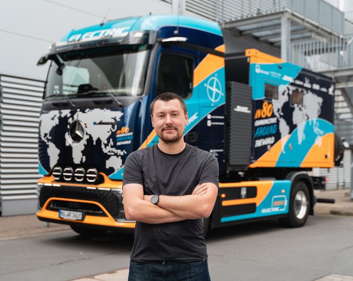 elektrotrucker-sets-off-to-circumnavigate-the-globe-in-a-mercedes-eactros-600-electric-truck
