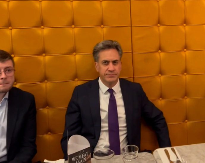 uk-foreign-secretary-confronted-by-activists-over-palestine-action-ban