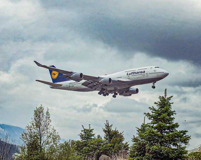 2-boeing-747s-make-rare-manchester-cameo-as-lufthansa-rescues-371-diverted-passengers