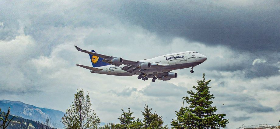 2-boeing-747s-make-rare-manchester-cameo-as-lufthansa-rescues-371-diverted-passengers