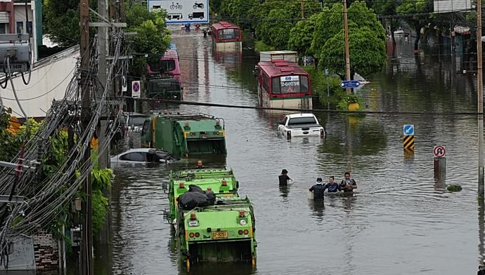 bangkok-streets-turn-to-canals-as-days-of-heavy-rain-bring-citywide-flooding