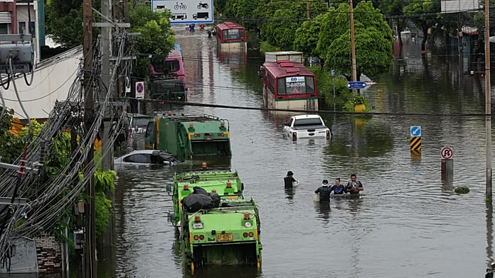 bangkok-streets-turn-to-canals-as-days-of-heavy-rain-bring-citywide-flooding