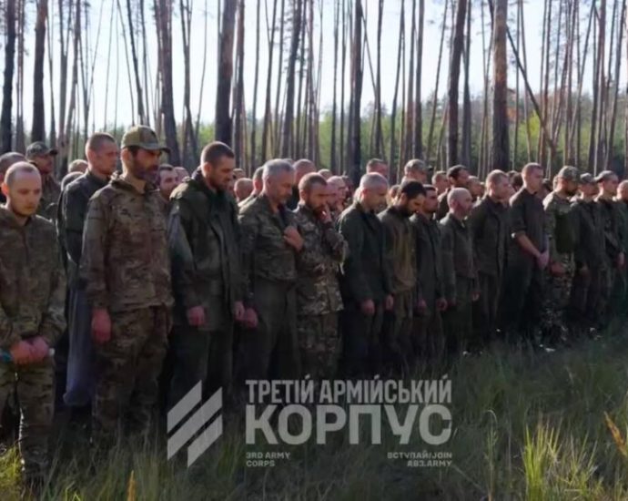 ukraine-outfoxes-russia-near-donetsk’s-fortress-belt-with-soviet-btr-60s-rebuilt-as-kamikaze-robots,-storms-a-key-hub-and-takes-250-russian-prisoners