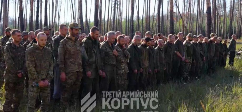 ukraine-outfoxes-russia-near-donetsk’s-fortress-belt-with-soviet-btr-60s-rebuilt-as-kamikaze-robots,-storms-a-key-hub-and-takes-250-russian-prisoners