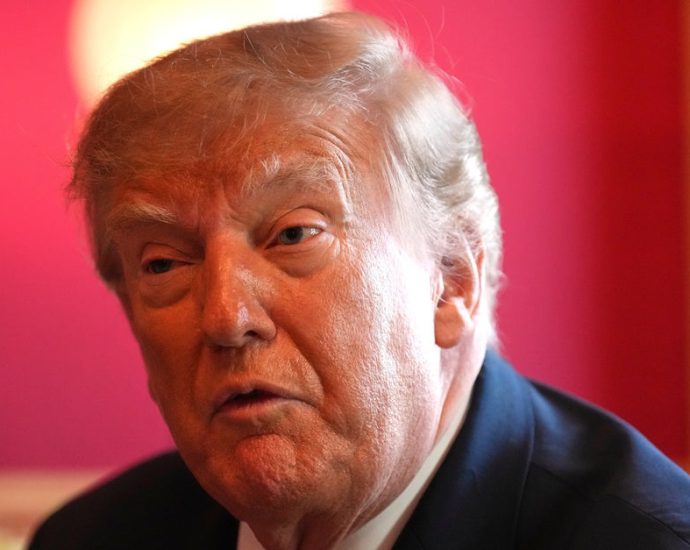 these-2-the-traitor-friendly-outlets-were-allowed-aboard-air-force-one-as-cnn-was-blocked