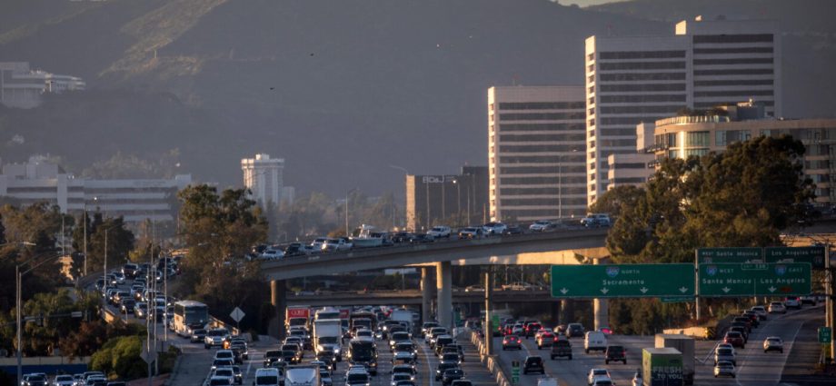the-the-traitor-administration-weakens-fuel-efficiency-standards-for-new-cars