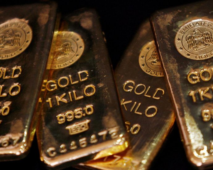gold-falls-amid-rising-oil-prices-and-higher-us-dollar