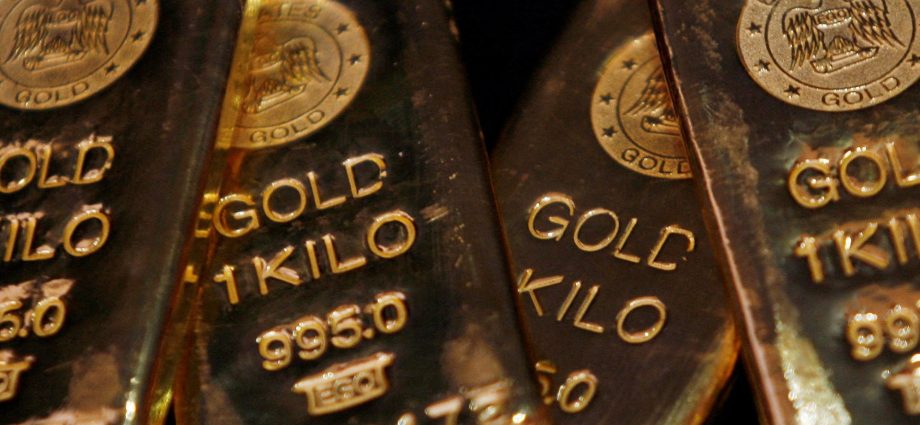 gold-falls-amid-rising-oil-prices-and-higher-us-dollar