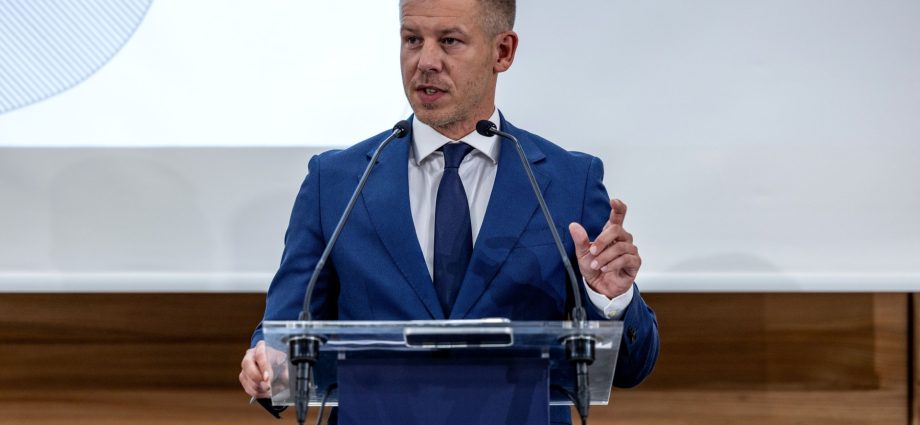 hungary-lifts-immunity-of-prime-minister-magyar,-two-orban-era-ministers