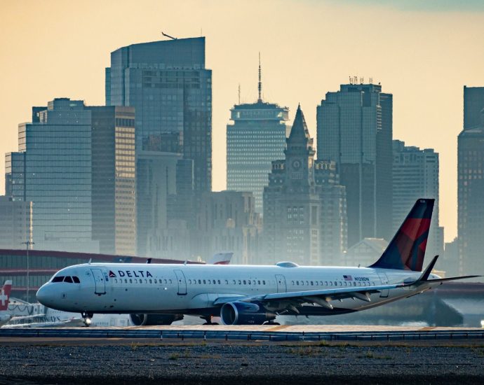 jet-fuel-runs-out-at-boston-airport-for-2+-days,-forcing-airlines-to-“tanker”-fuel-amid-rare-nor’easter