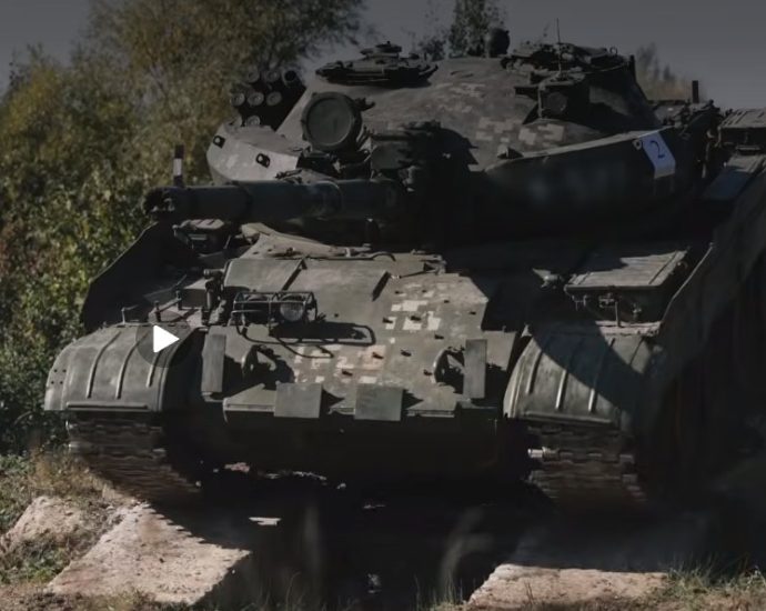 ukraine’s-tanks-are-fighting-from-kilometers-back.-a-1960s-soviet-model-does-that-nearly-as-well