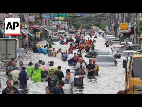 people-navigate-bangkok’s-flooded-streets-after-days-of-heavy-rain