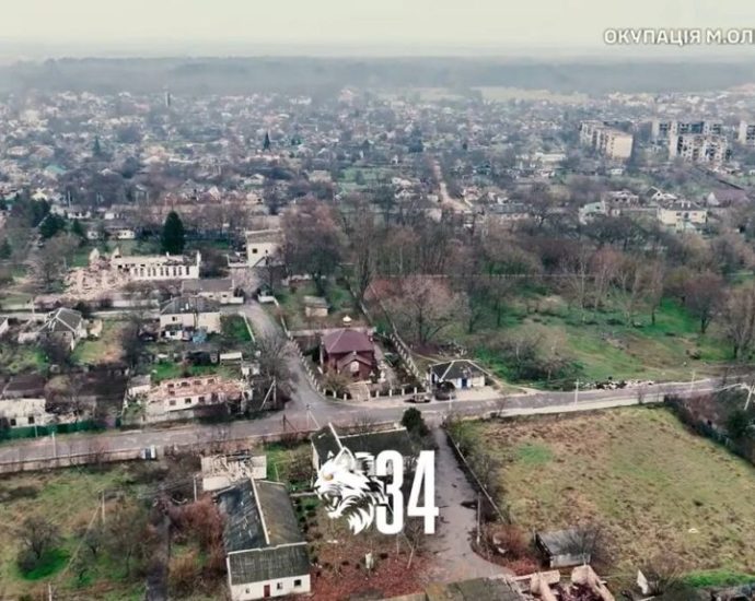 russian-troops-enter-homes-and-threaten-starving-oleshky-residents-for-food-and-alcohol,-officials-say
