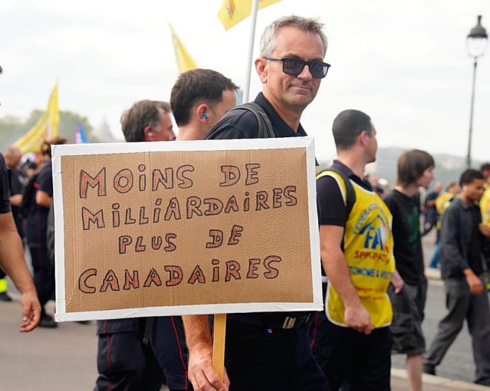 thousands-of-firefighters-march-in-paris-demanding-more-resources