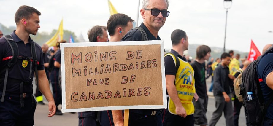 thousands-of-firefighters-march-in-paris-demanding-more-resources
