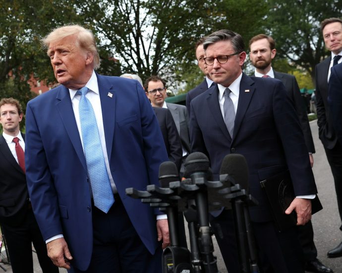 wtf-is-going-on-with-the-traitor’s-knees-here?