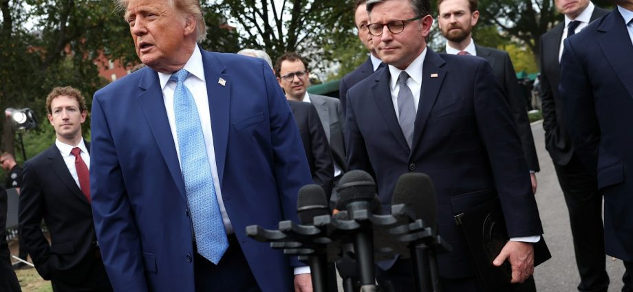 wtf-is-going-on-with-the-traitor’s-knees-here?