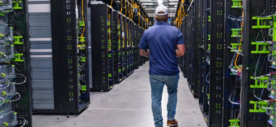 meta-announces-large-solar-purchase-agreement-in-texas,-but-it’s-powering-some-data-centers-with-gas