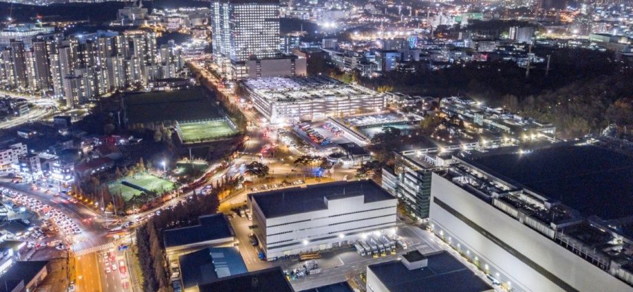 south-korea’s-exports-hit-record-high-on-ai-boom
