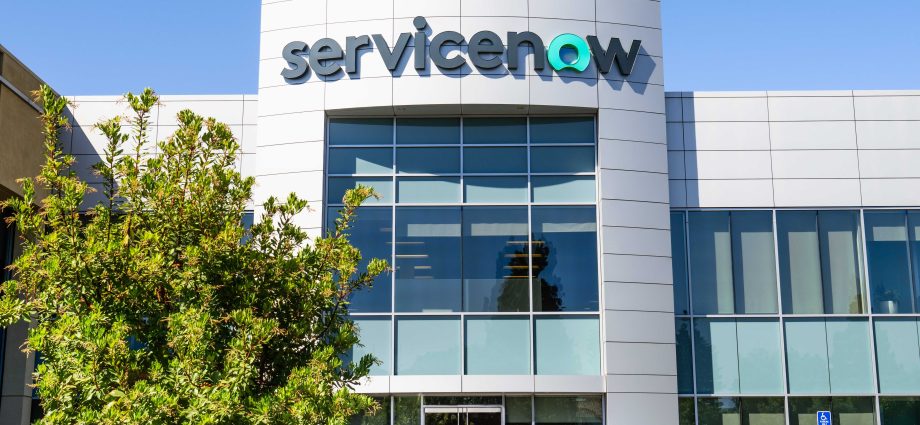 servicenow-launches-standalone-ai-service-desk-to-provide-support-in-teams,-slack,-and-email