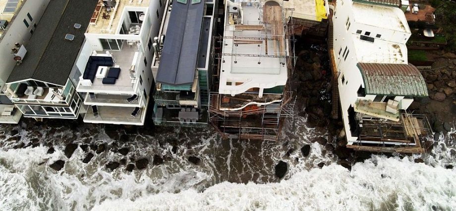Powerful ‘Kelvin wave’ triggered by super El Niño threatens to raise sea levels off the California coast for months
