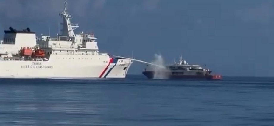 taiwan-coast-guard-confronts-chinese-fishing-boats-in-dongsha-waters